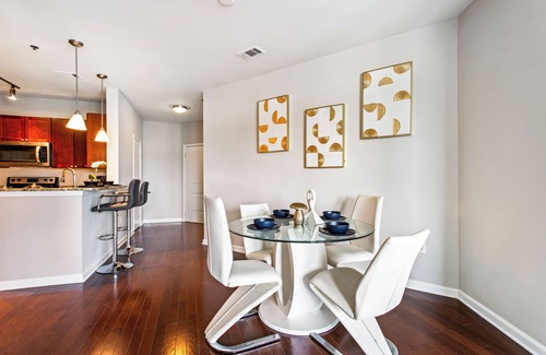 Lindridge-Martin Manor Apartamento | Cozy 2BR/2BA /Pool, Gym, fast WiFi 10 mins to Downtown ATL