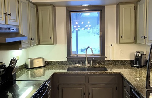 Stowe Area Condominio | 2 BR 2BA: 5 minutos a pie de Toll Rd! ¡Puedes esquiar a casa!