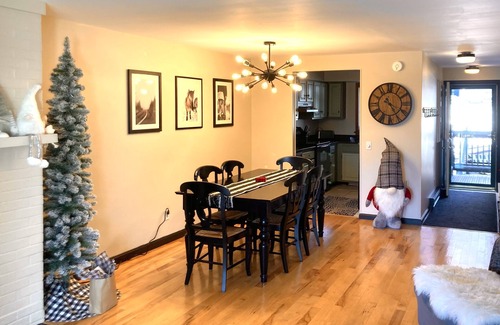 Stowe Area Condominio | 2 BR 2BA: 5 minutos a pie de Toll Rd! ¡Puedes esquiar a casa!
