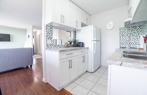 Crescent Heights Apartamento | Cozy 2BR Apt | Free Parking, Wi-Fi & Coffee