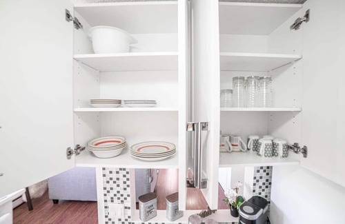Crescent Heights Apartamento | Cozy 2BR Apt | Free Parking, Wi-Fi & Coffee