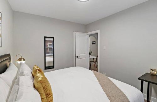 Chicago Apartamento | Cozy 2BR Apt - Perfect for a Seamless Stay - Montrose 1A