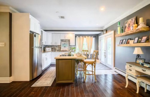 Fair Lawn Apartamento | Cozy 2BR Apt w/ Dedicated Home Office & Restoration Hardware Furnishing