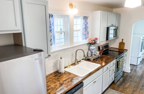 Columbia Cabaña | Cozy 2BR Apt w/ KING in historic dist. 1mi to sq.!