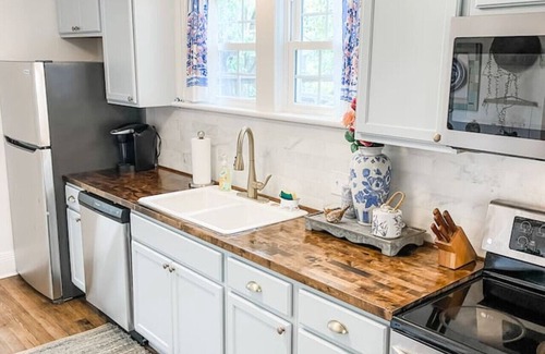 Columbia Cabaña | Cozy 2BR Apt w/ KING in historic dist. 1mi to sq.!
