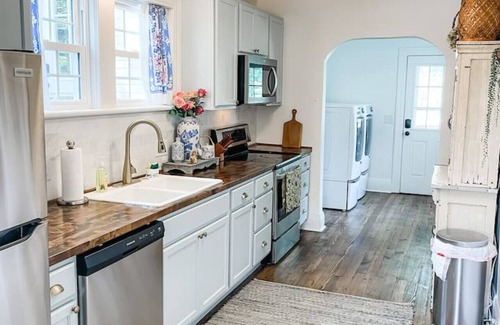 Columbia Cabaña | Cozy 2BR Apt w/ KING in historic dist. 1mi to sq.!