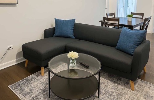 Chicago Apartamento | Cozy 2BR Apt w/ Washer & Dryer