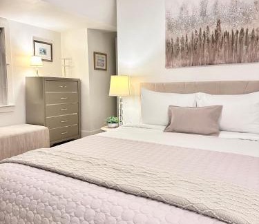 College Hill Apartamento | Cozy 2BR Apt with Parking, Steps to Brown and RISD