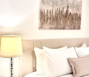 College Hill Apartamento | Cozy 2BR Apt with Parking, Steps to Brown and RISD