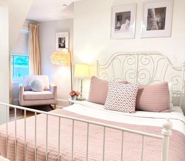 College Hill Apartamento | Cozy 2BR Apt with Parking, Steps to Brown and RISD
