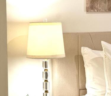 College Hill Apartamento | Cozy 2BR Apt with Parking, Steps to Brown and RISD