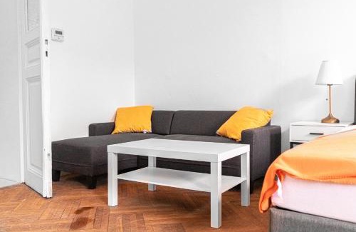 Wahring Apartamento | Cozy 2BR Apt with TV & Netflix, Steps from AKH
