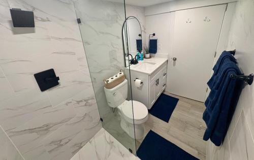 Vancouver Casa | Cozy 2BR - Backyard Fun and Dog Friendly - sleeps 6