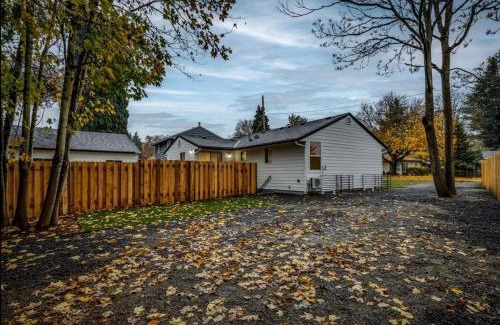 Vancouver Casa | Cozy 2BR - Backyard Fun and Dog Friendly - sleeps 6