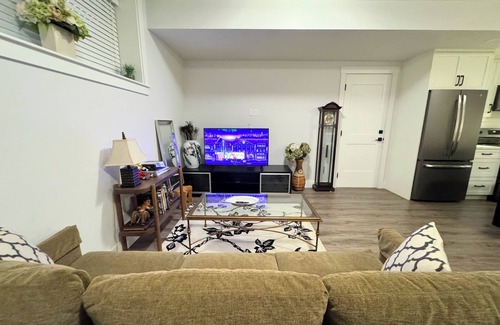 Surrey Casa | Cozy 2BR basement suite 5 mins from Elgin Park