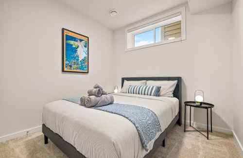 Keith Apartamento | Cozy 2BR BSMT Suite with Board Games and Netflix