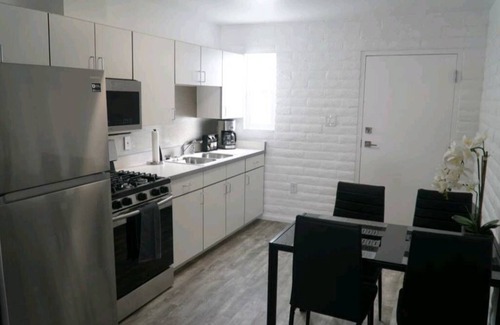 The Garden District Apartamento | Acogedora casa 2BR en flor de roble de Navore