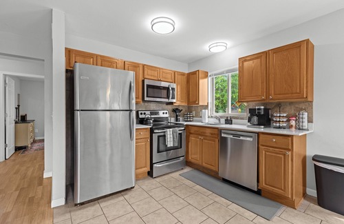 Fraser Condominio | Cozy 2BR Condo in Great Location | King Bed