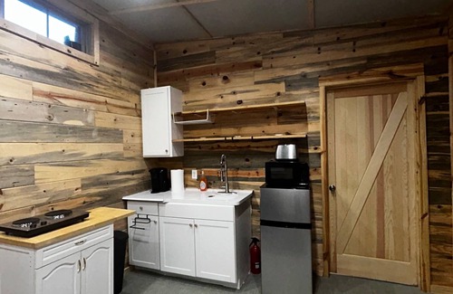 Signal Mountain Cabaña | Cozy 2 BR Cottage with fast wifi, large Jacuzzi tub/shower & starry night skys