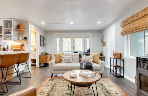 Fawnskin Casa | Cozy 2BR Fawnskin Cabin Big Bear Lake Hiking Trails Snow Summit Nearby