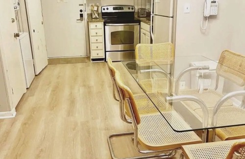 Folly Field Condominio | Cozy 2BR, FREE Bikes & Parking, Short Beach Walk