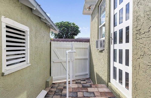 Lake Worth Casa | Cozy 2BR Getaway in Lake Worth Beach – Walk to the Ocean!