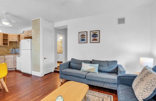Asbury Park Apartamento | Cozy 2BR Guest House - Sleeps 6 - Walk to Asbury Park Beach & Restaurants!