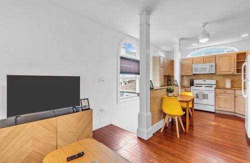 Asbury Park Apartamento | Cozy 2BR Guest House - Sleeps 6 - Walk to Asbury Park Beach & Restaurants!