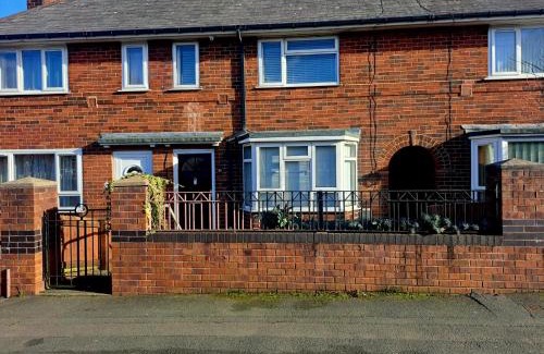 Leeds Apartamento | Cozy 2BR Home Leeds Free Parking & Wifi Pets Welcome
