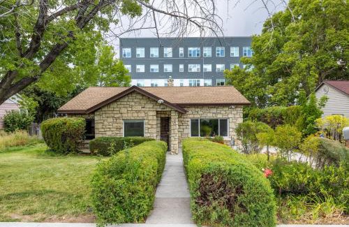 West University Casa | Cozy 2BR Home Near UNR with Large Deck & Parking