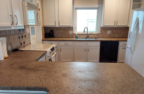 Hilltop Casa | Cozy 2BR House in Quaint Neighborhood, Minutes from Downtown
