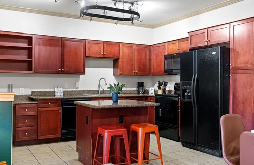 McNeil Apartamento | Cozy 2BR in Champion City Park 3684