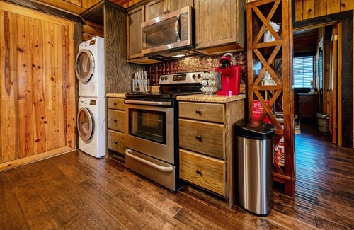 Topton Cabina | Cozy 2BR Lake Cabin – Dock, Hot Tub, Views -Lake Nantahala