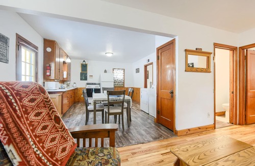 Lead Cabina | Acogedora cabaña de troncos 2BR rodeada de pinos, cerca de Terry Peak y Deadwood