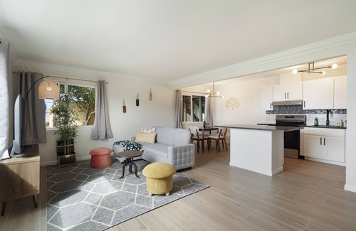 Pacifica Apartamento | Cozy 2BR Mountain View Private Deck