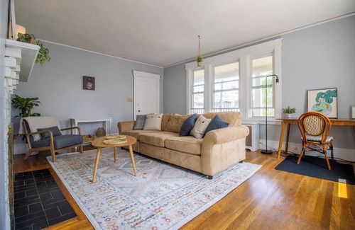 West Hartford Apartamento | Cozy 2BR Near West Hartford Center: Work & Relax