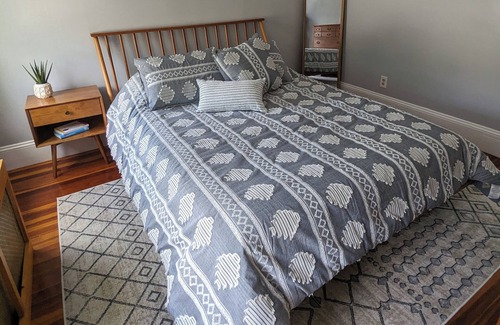 West Hartford Apartamento | Cozy 2BR Near West Hartford Center: Work & Relax