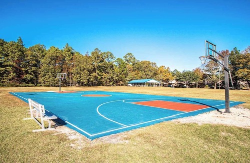 New Bern Apartamento | Cozy 2BR on Neuse River w/ Kitchen + Resort Perks