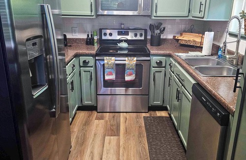 Chickamauga Lake Casa | Cozy 2BR Retreat Among Trees and Water with A/C & WiFi on Hiwassee River