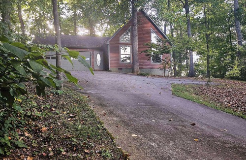 Chickamauga Lake Casa | Cozy 2BR Retreat Among Trees and Water with A/C & WiFi on Hiwassee River