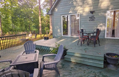 Chickamauga Lake Casa | Cozy 2BR Retreat Among Trees and Water with A/C & WiFi on Hiwassee River
