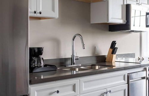 New Orleans Hotel | Cozy 2BR Suite in Historic Downtown NOLA