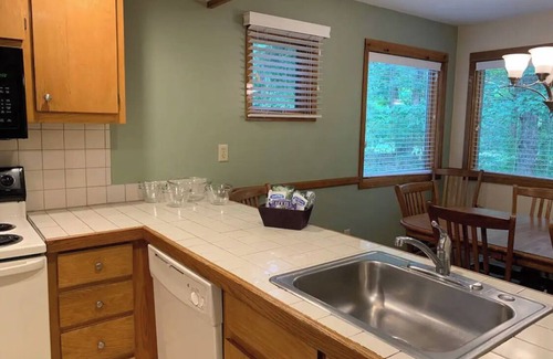 East Stroudsburg Complejo | Cozy 2BR Suite in Shawnee Village Resort!