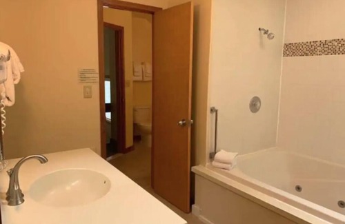 East Stroudsburg Complejo | Cozy 2BR Suite in Shawnee Village Resort!