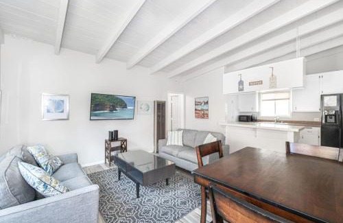 Balboa Peninsula Casa | Cozy 2Br Upstairs Cottage Steps From Sand In Prime Location By Beachview Rentals