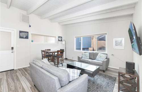Balboa Peninsula Casa | Cozy 2Br Upstairs Cottage Steps From Sand In Prime Location By Beachview Rentals