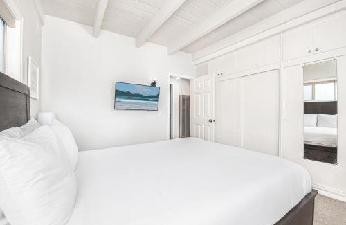 Balboa Peninsula Casa | Cozy 2Br Upstairs Cottage Steps From Sand In Prime Location By Beachview Rentals