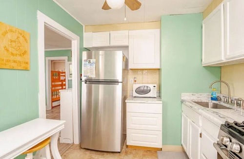 North End Apartamento | Cozy 2BR with Bunk Beds, Steps to Boardwalk