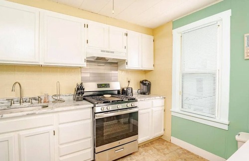 North End Apartamento | Cozy 2BR with Bunk Beds, Steps to Boardwalk