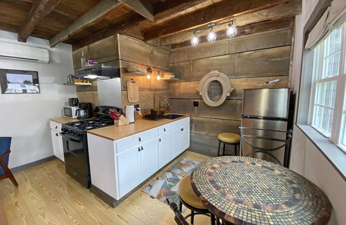 Belfast Apartamento | Cozy 2BR with Rustic Decor Near Downtown